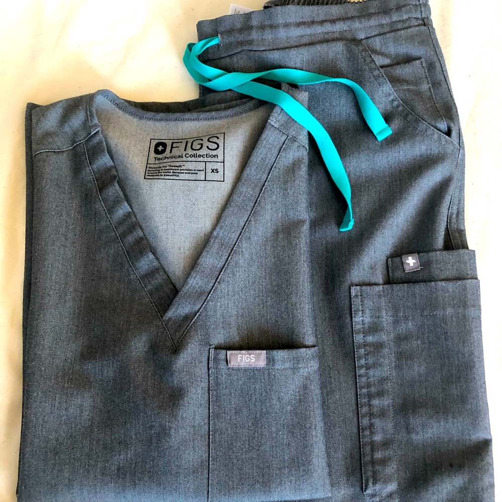 lightly used FIGS scrubs set: Catarina top-XS, Yola petite pants-XS, graphite